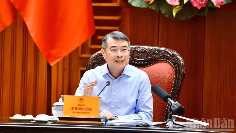 Prime Minister Le Minh Hung speaks at the meeting on the Viet Nam International Financial Centre. (Photo: NDO)