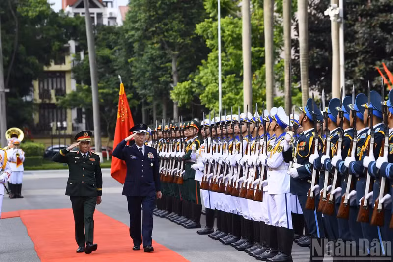 Chief of the General Staff of the Viet Nam People’s Army and Deputy Minister of National Defence Gen. Nguyen Tan Cuong (left) and Chief of Staff of the Japan Self-Defense Forces Gen. Uchikura Hiroaki review the guard of honour of the Viet Nam People's Army at the welcome ceremony for the latter in Ha Noi on June 2. (Photo: NDO)