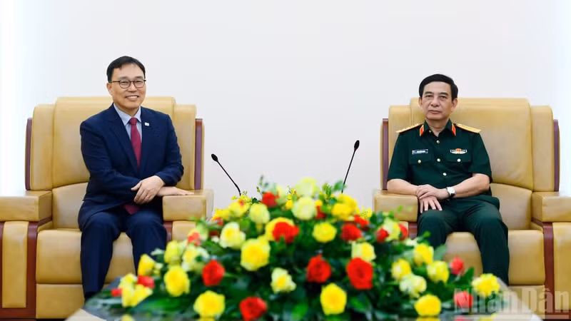 Deputy Prime Minister and Minister of National Defence General Phan Van Giang (R) and Ambassador of the Republic of Korea to Viet Nam Choi Young Sam at their meeting on June 2 (Photo: NDO)