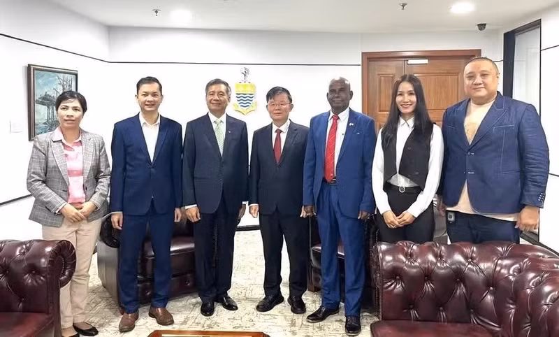 Ambassador Dinh Ngoc Linh (third from the left) and the delegation pose for a photo with the Chief Minister of Penang. (Photo provided by the Viet Nam Embassy in Malaysia)