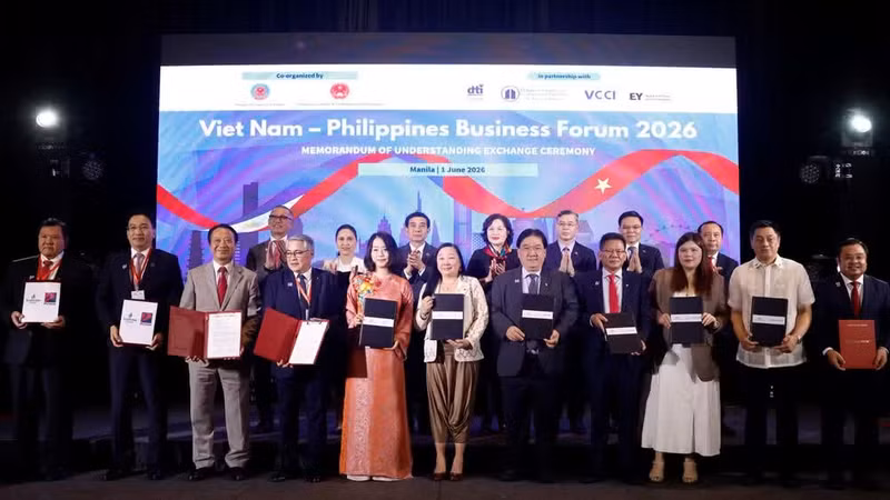 Viet Nam Airlines exchanged memoranda of understanding with aviation, tourism, and trade partners in the Philippines under the witness of General Phan Van Giang, Deputy Prime Minister and Minister of National Defence.