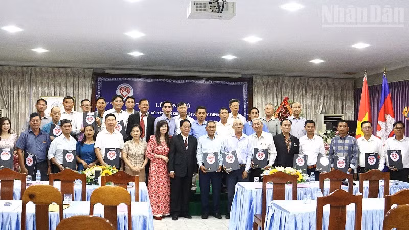 Delegates pose for a commemorative photograph at the ceremony. (Photo: HUY VU)