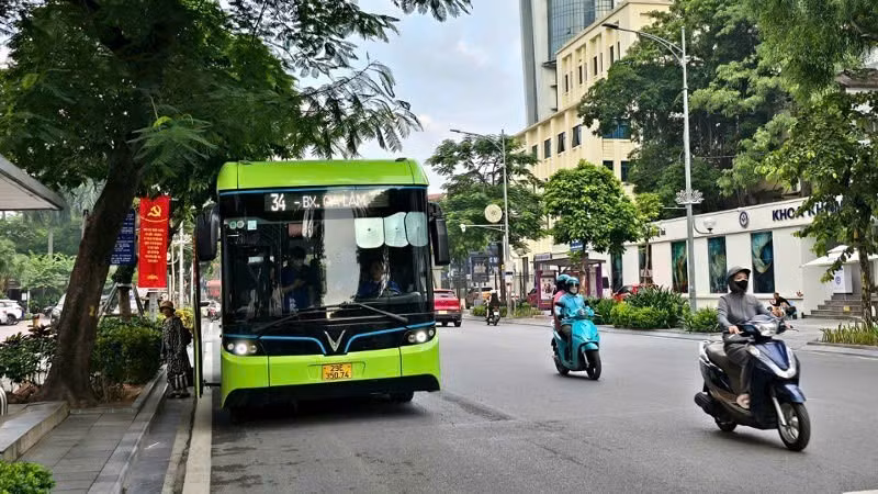 The development of electric buses and vehicles using clean energy is considered one of the fundamental solutions to reduce emissions from transport activities.