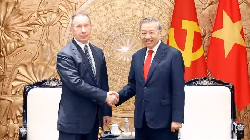 Party General Secretary and State President To Lam (R) and Viktor Zolotov, Director of the Federal National Guard Service of Russia in Ha Noi on April 13. (Photo: VNA)