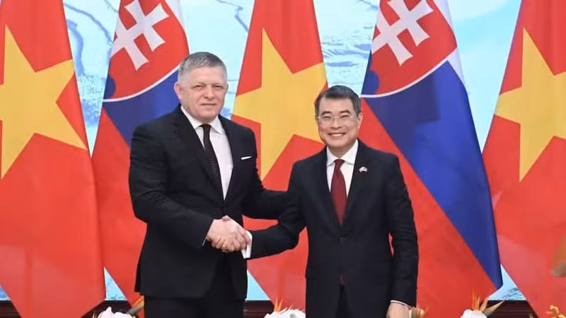 Prime Minister Le Minh Hung (right) and his Slovak counterpart Robert Fico meets in Ha Noi on April 13. (Photo: Nhan Dan)