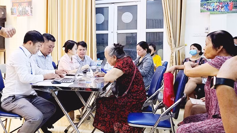 Guiding people in declaring land data. Photo: NAM NGUYEN