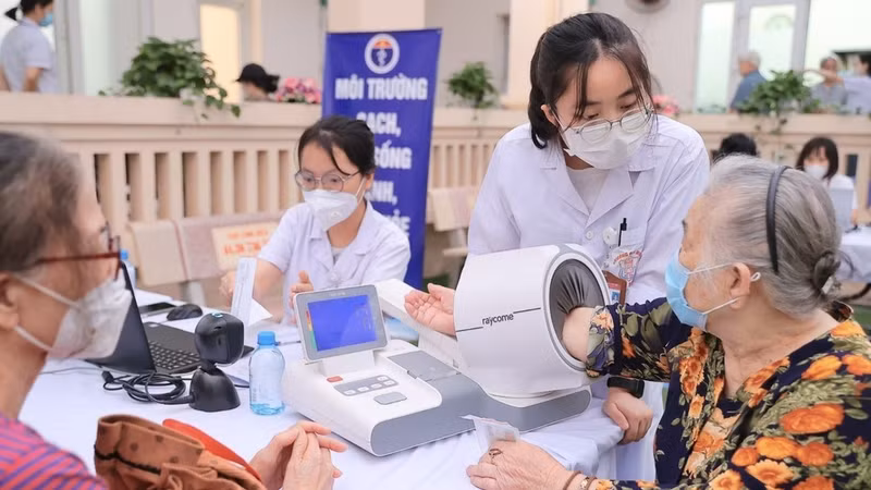 Blood pressure measurement area for patients at a regular health check-up programme in Viet Hung Ward, Ha Noi. (Photo: VNA)
