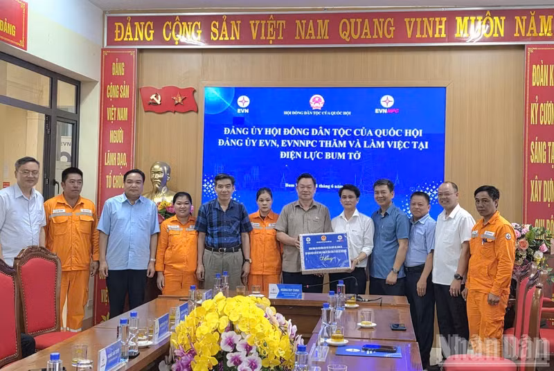 The Party Committee of the National Assembly’s Ethnic Council and the Party Committee of the Northern Power Corporation visit and work with Bum To Electricity Company in Lai Chau. (Photo: AN NGUYEN)