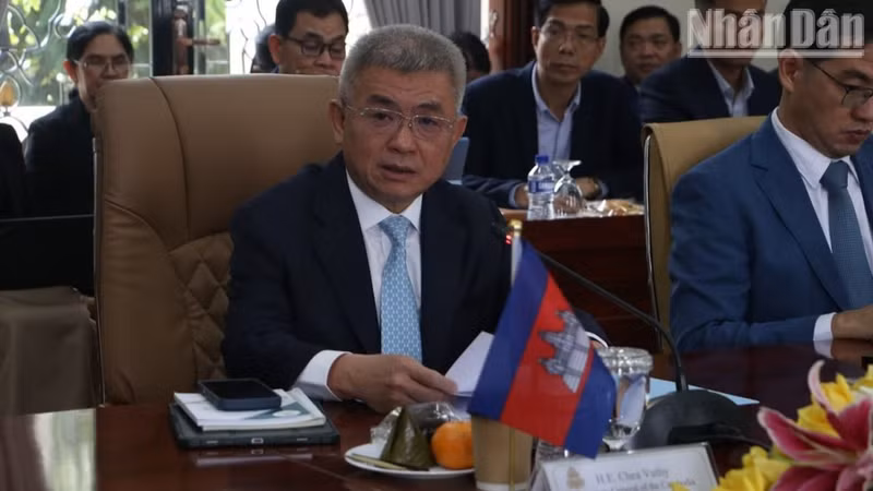 Secretary-General of the Investment Committee under the CDC Chea Vuthy.