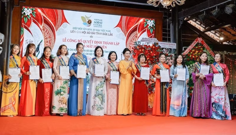 dai-dien-12-chi-hoi-van-hoa-ao-dai-vn-tinh-dak-lak-chup-anh-luu-niem-cung-chu-tich-hh-van-hoa-ao-dai-vn-dang-thi-bich-lien.jpg