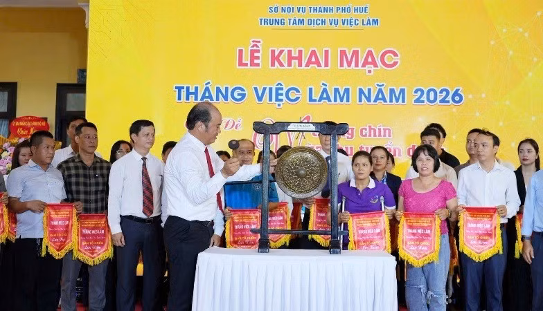 Nguyen Van Manh, Vice Chairman of the Hue City People’s Committee, conducts the opening ceremony for Employment Month.