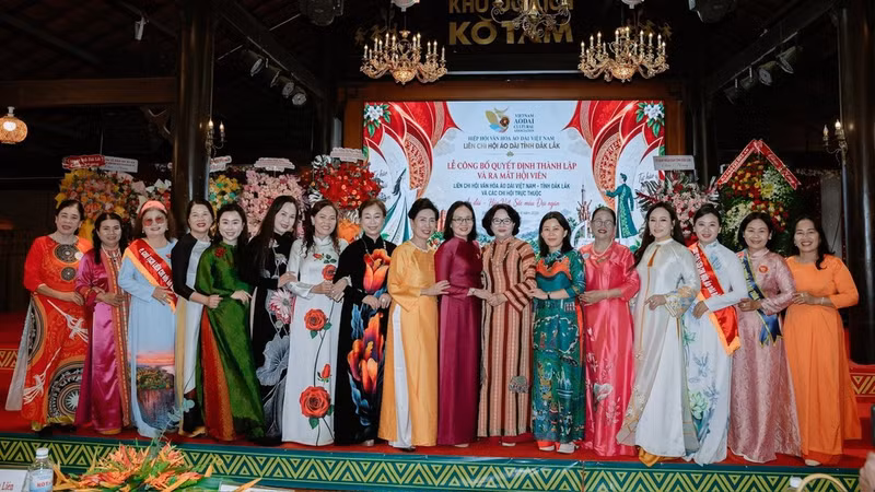 Former Vice President Dang Thi Ngoc Thinh and Chairwoman of the Viet Nam Ao Dai Cultural Association Dang Thi Bich Lien pose for a commemorative photo with delegates attending the event. (Photo: L. HUONG)