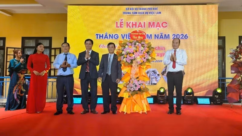 Leaders of the Hue City People’s Committee present flowers to congratulate the organising committee at the opening ceremony.