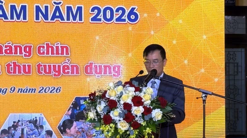 Director of the Employment Service Centre Nguyen Duy Thong delivers the opening remarks at the programme.
