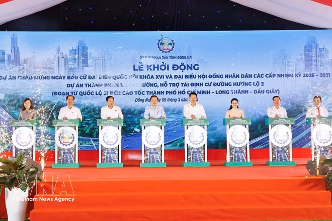National Assembly Chairman Tran Thanh Man attends the launch ceremony for the Huong Lo 2 Road project in Dong Nai province. (Photo: VNA)