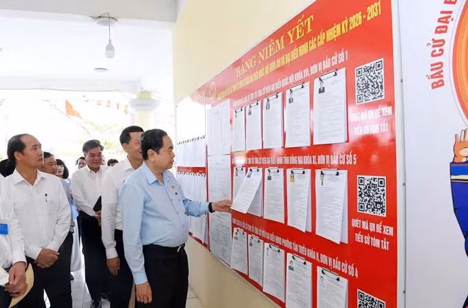 National Assembly Chairman Tran Thanh Man conducts an on-site inspection at constituency No. 4, polling station No. 17 in Tan Trieu ward, Dong Nai province. (Photo: sggp.org.vn)