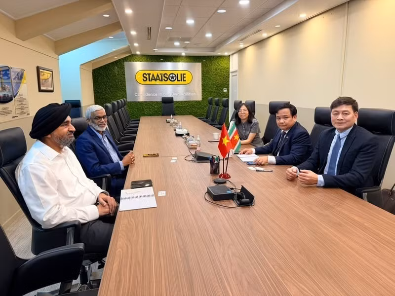 Vietnamese Ambassador to Brazil and Suriname Bui Van Nghi (second from right) meets with representatives of Suriname’s national oil company Staatsolie. (Photo: Embassy of Viet Nam in Brazil)