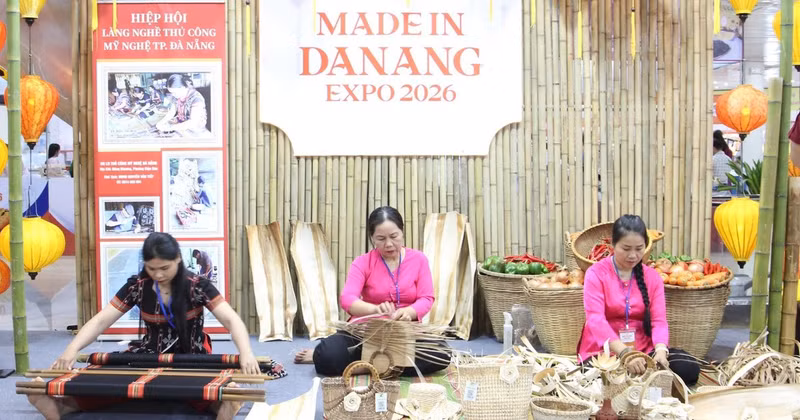 The Cau Xanh Dat Quang Cooperative (Da Nang city) displays products made from areca palm sheaths at an exhibition and trade promotion event. (Photo: THANH TAM)