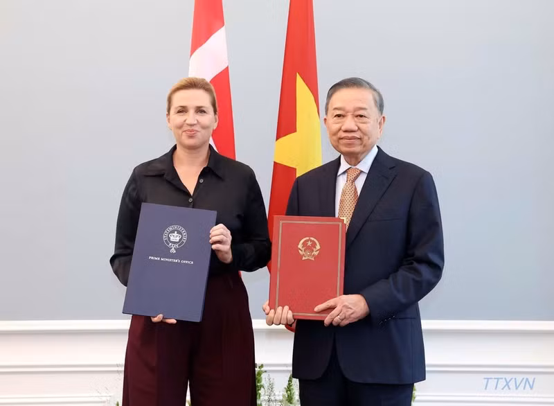 General Secretary of the Communist Party of Viet Nam Central Committee and President To Lam (right) and Prime Minister of Denmark Mette Frederiksen show the joint statement on the establishment of the Comprehensive Strategic Partnership at their talks in Copenhagen on October 20, 2026. (Photo: VNA)