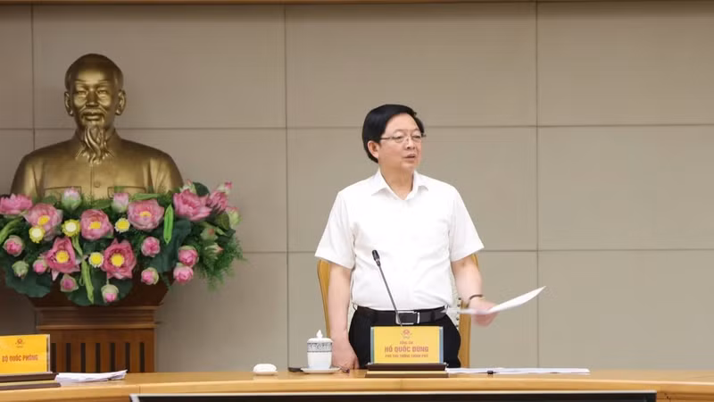 Deputy Prime Minister Ho Quoc Dung speaks at a meeting with ministries and agencies on the implementation of strategic technology development tasks. (Photo: chinhphu.vn)