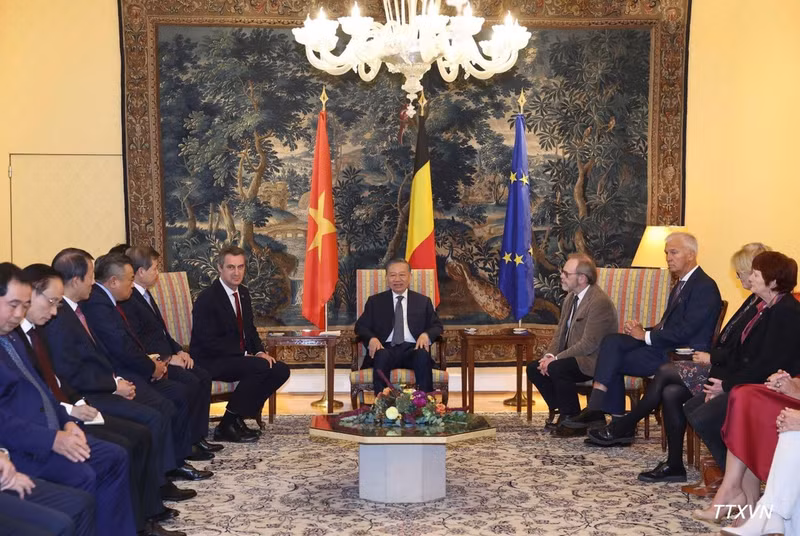 General Secretary of the Communist Party of Viet Nam Central Committee and President To Lam (C) meets with Speaker of the Belgian Senate Vincent Blondel (L) and President of the Belgian House of Representatives Peter De Roover (R) on the afternoon of October 23, 2026. (Photo: VNA)