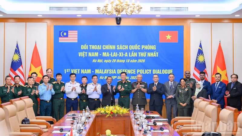 Vietnamese Deputy Minister of National Defence Senior Lieutenant General Nguyen Truong Thang and Secretary-General of the Malaysian Ministry of Defence Datuk Lokman Hakim Ali co-chair the first Viet Nam–Malaysia Defence Policy Dialogue in Ha Noi on October 20. (Photo: NDO)