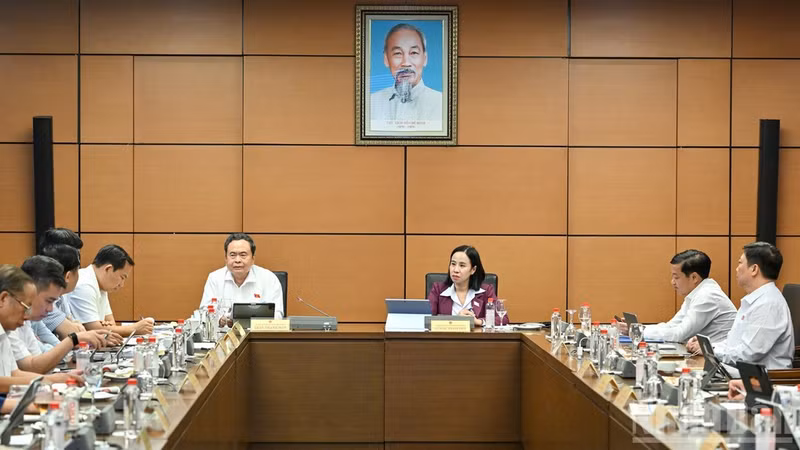 In a NA group discussion on draft amendments to the Investment Law (Photo: NDO)