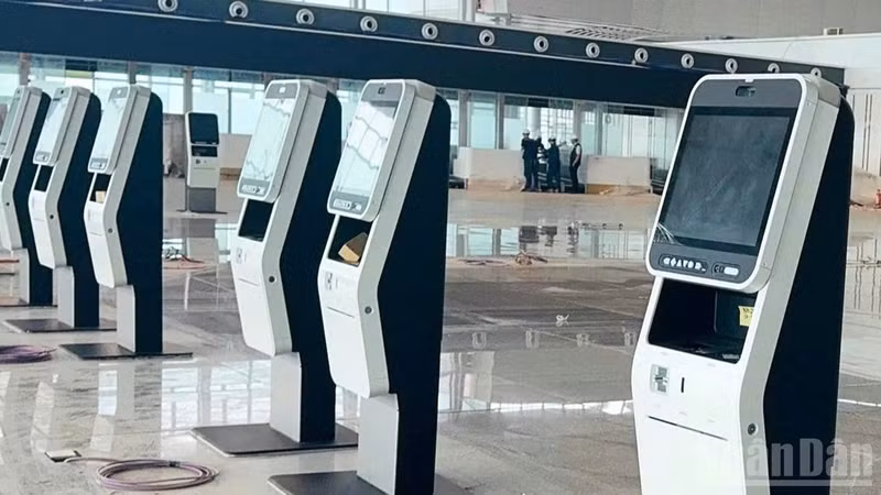 The self-service check-in area inside the Long Thanh Airport passenger terminal is undergoing urgent work to complete the final stages of construction. (Photo: THIEN VUONG)