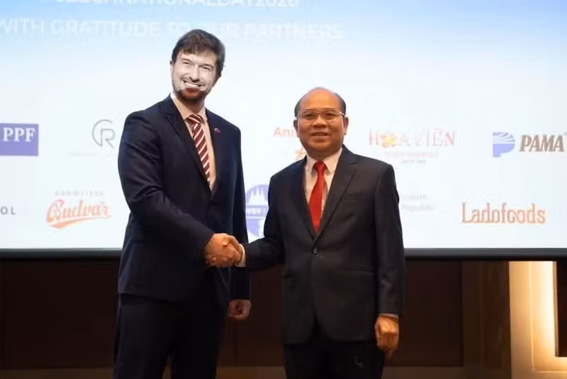 Vice Chairman of the Ho Chi Minh City People’s Committee Tran Van Bay (R) and Czech Ambassador to Viet Nam Lukas Kaucky (Photo: hochiminh.gov.vn)