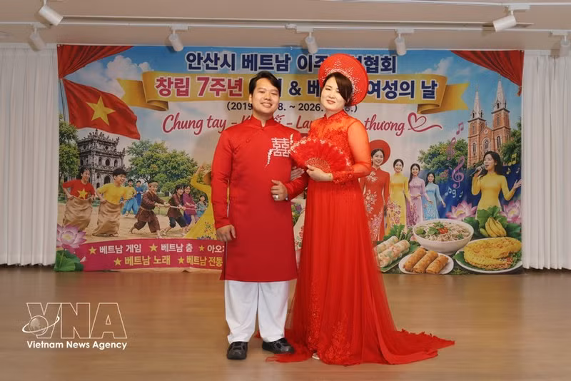 An ao dai fashion show at the festival. (Photo: VNA)