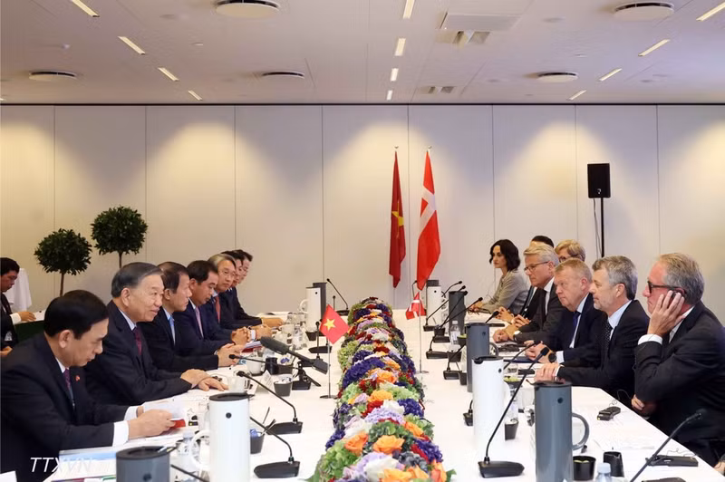 General Secretary of the Communist Party of Viet Nam (CPV) Central Committee and President To Lam and Danish King Frederik X meet with leaders of prominent Danish businesses in Copenhagen on the morning of October 20 (Photo: VNA)