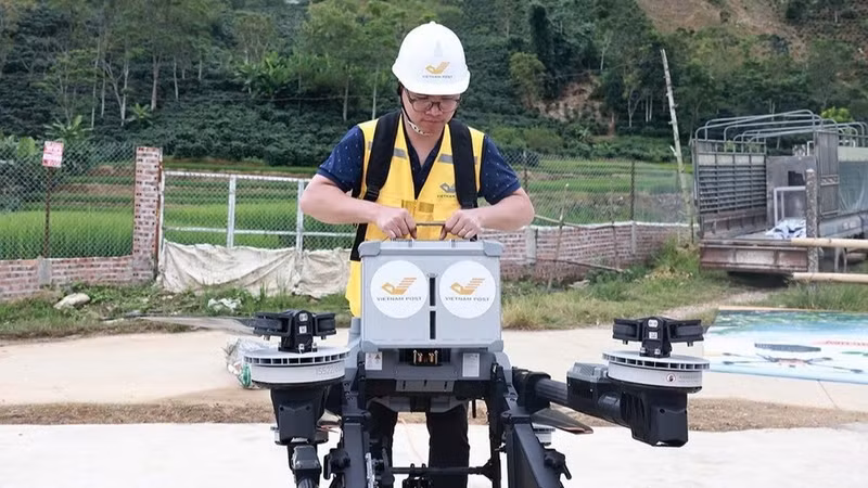 Workers install batteries and prepare to operate UAVs for agricultural produce transport in Muong Ang Commune, Dien Bien Province. (Photo: VIETNAM POST)