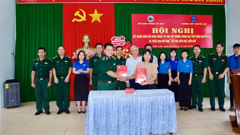 Representatives of the Tuy Hoa Border Guard Station command and Nguyen Hue High School sign a twinning programme. (Photo: NGUYEN LAN)