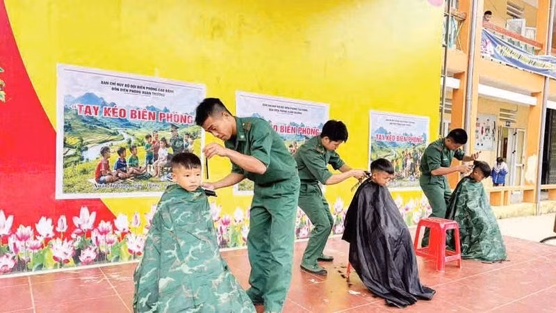 Officers and soldiers of Xuan Truong Border Guard Station give free haircuts to children in border areas.