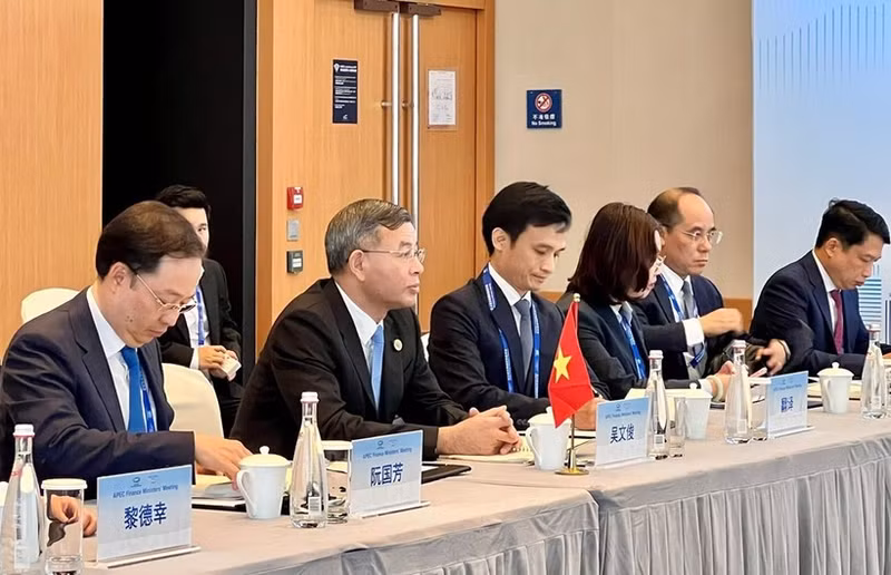 Minister of Finance Ngo Van Tuan (second, left) at the working session (Photo: MInistry of Finance)