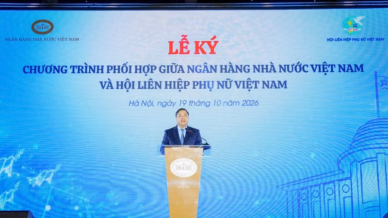 Permanent Deputy Prime Minister Pham Gia Tuc attends the signing ceremony and delivers guiding remarks. (Photo: VIET PHONG)