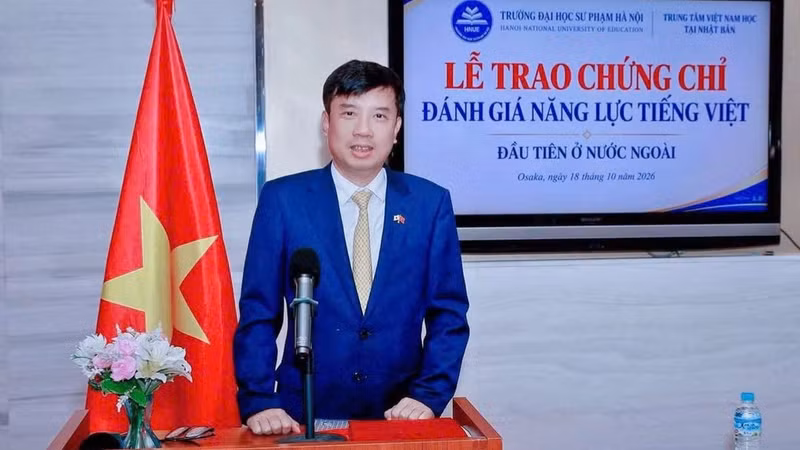 Nguyen Truong Son, Consul General of Viet Nam in Osaka, delivers a speech at the ceremony presenting Vietnamese proficiency certificates. (Photo: Consulate General of Viet Nam in Osaka)