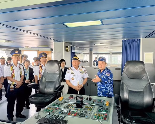 Vietnamese Coast Guard officers provide an overview of the capabilities and features of CBS 8001, the country’s most advanced coast guard ship. (Photo: VNA)