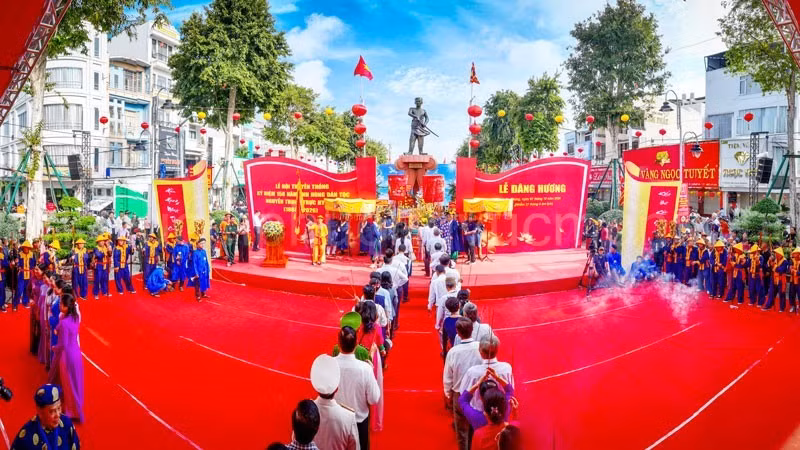 Local residents take turns offering incense in commemoration of the 158th anniversary of the sacrifice of national hero Nguyen Trung Truc. (Photo: PHUONG VU)