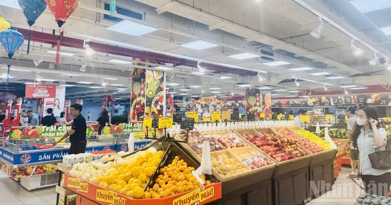 Total retail sales of goods and consumer service revenue at current prices increased by 13.4% year on year in the first nine months of 2026. (Photo: HNV)
