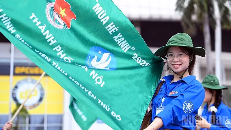 “Green Summer” volunteer soldiers of Ha Noi city depart for border areas. (Illustrative photo: LINH PHAN)