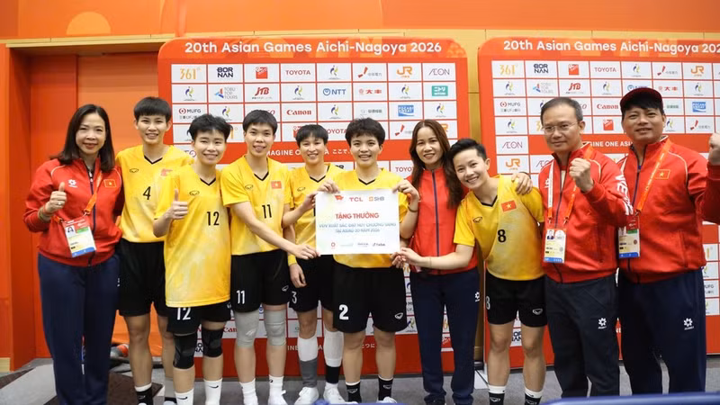 Following the direction of Minister of Culture, Sports and Tourism Lam Thi Phuong Thanh, Deputy Director of the Viet Nam Department of Sports and Physical Training and Head of the Viet Nam Sports Delegation at ASIAD 20 Nguyen Hong Minh presents the bonus to the women’s sepak takraw team. (Photo: BUI LUONG)