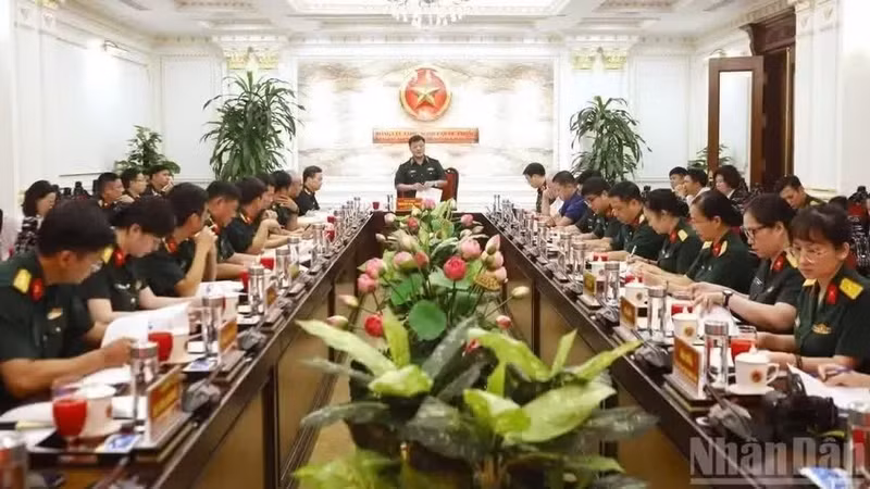 The organising committee of the 2026 Viet Nam-Cambodia Trade and Product Promotion and Business Matching Fair discusses and agrees on the plan. (Photo: Ministry of National Defence)