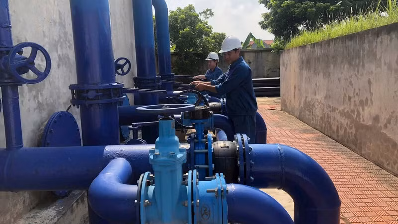 Workers at the Tien Tien Clean Water Plant (Hai Phong) operate machinery to supply clean water to local residents. (Photo: NGUYEN PHUC-MINH TUAN)
