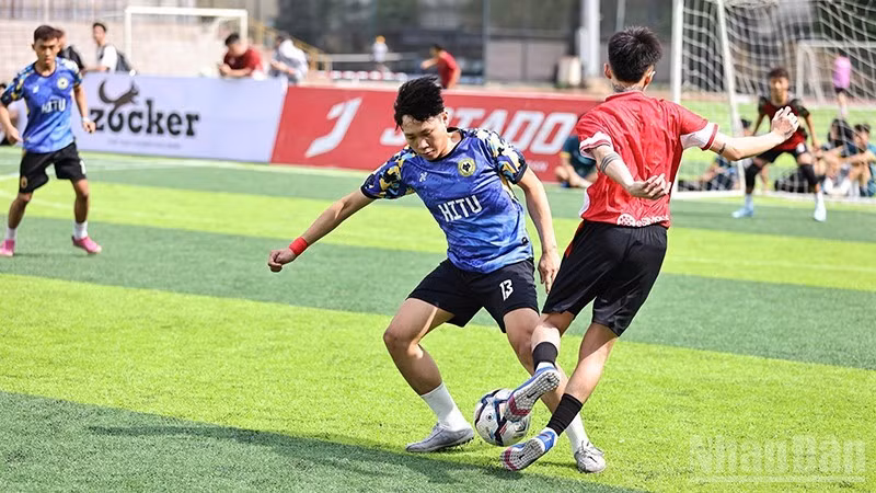 Players compete in the 2026 Viet Nam Youth Football Tournament. (Photo: MINH DUC)