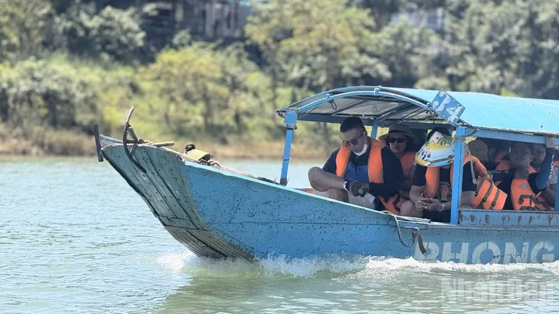 Tourists experience boat services in the caves of Phong Nha-Ke Bang, Quang Tri Province. (Photo: HNV)