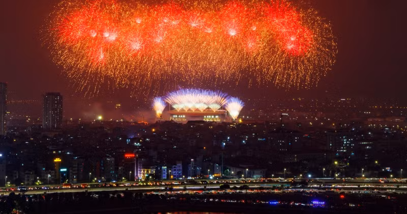 Three fireworks launch sites at Hoan Kiem Lake, West Lake and Van Quan Lake will light up the Ha Noi sky on the occasion of the 72nd anniversary of the Capital Liberation Day. (Illustrative photo: HOANG HA)