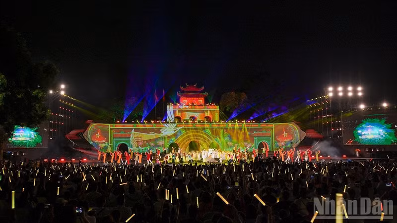 Light performance at the closing ceremony. (Photo: THE DAI)