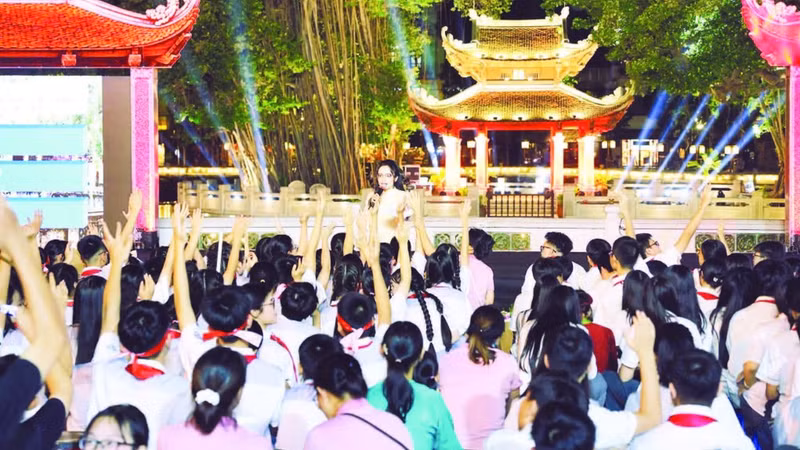 Image of the “Learning about the Special National Relic Site of the Temple of Literature – Imperial Academy” competition for lower secondary school pupils in Ha Noi. (Photo: Organizing Committee)