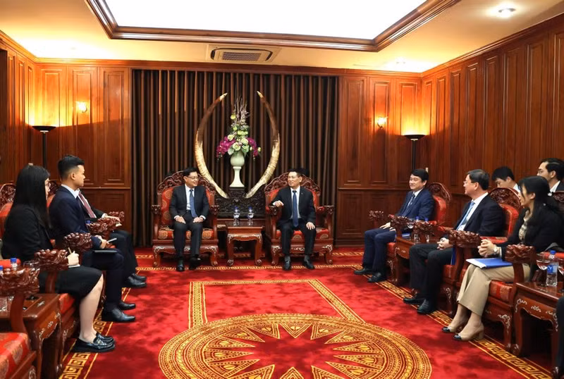 Deputy Prime Minister Ho Duc Phoc receives Heng Swee Keat, former Singaporean Deputy Prime Minister on January 28 in Ho Chi Minh City. (Photo: baochinhphu.vn)